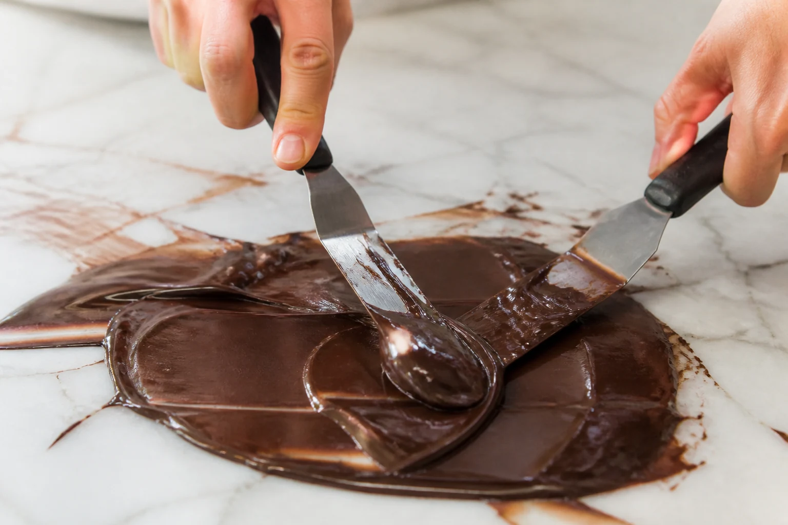 Tabler le chocolat sur le marbre