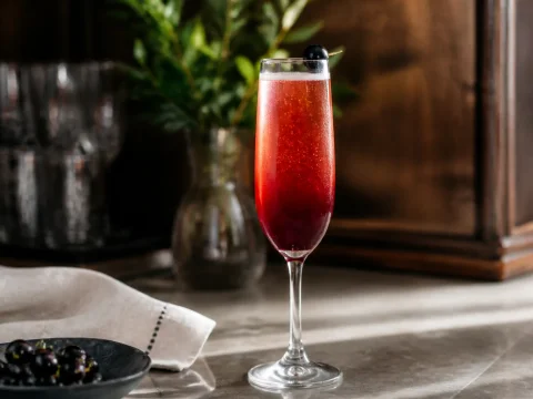 Recette du kir royal : le cocktail festif au champagne et à la crème de cassis